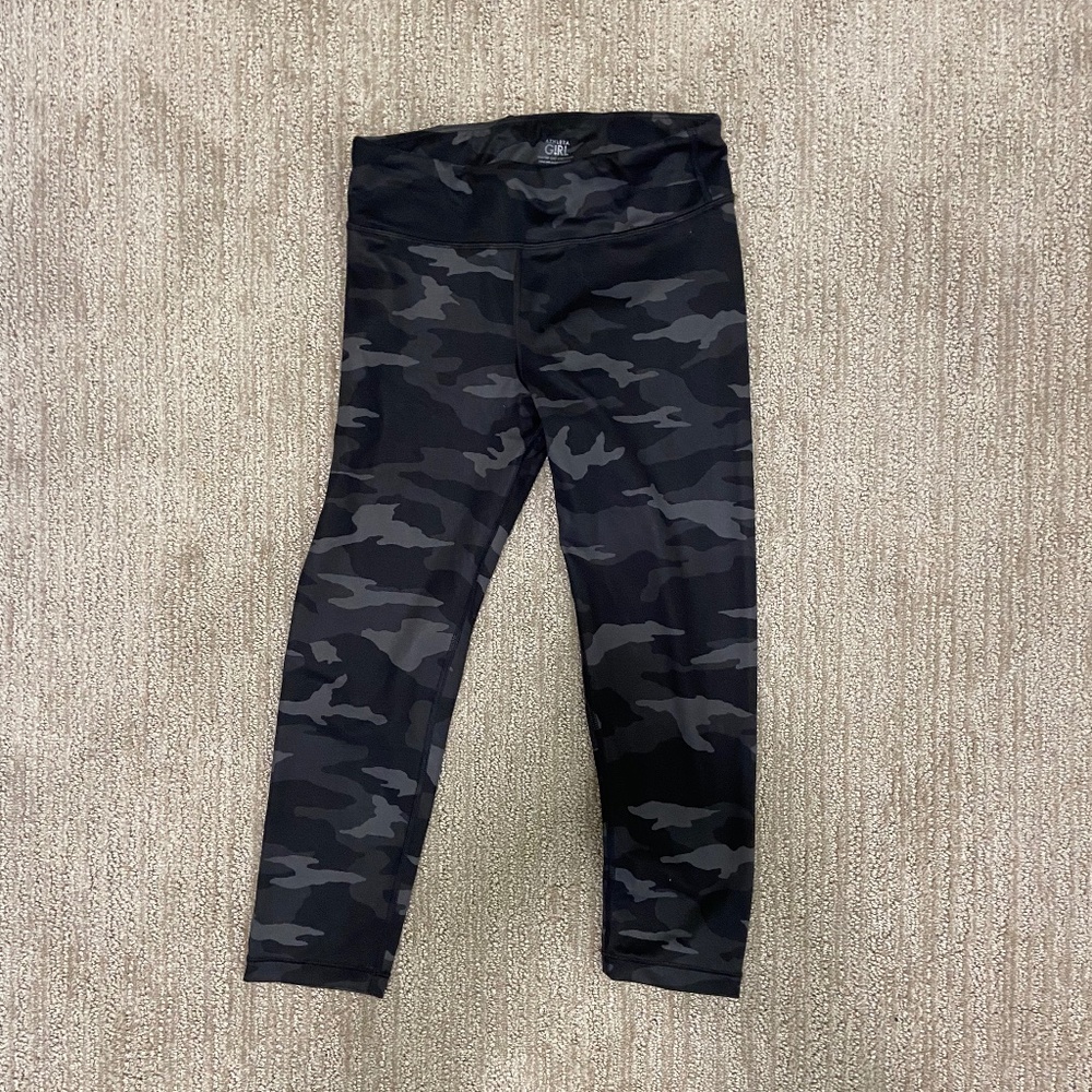 Athleta Girls camo cropped leggings